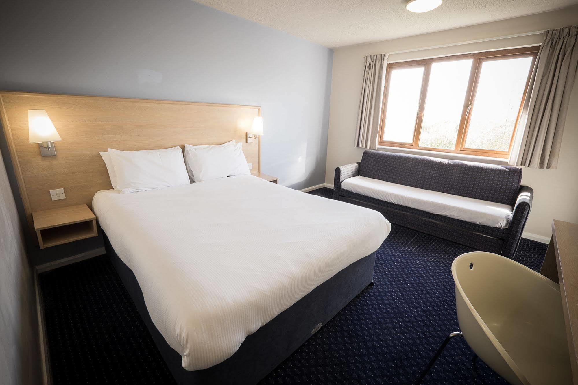 Travelodge Limerick Junction Екстериор снимка